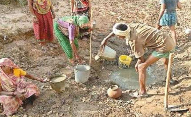 जलसंकट: ग्रामीण सूखी नदी से बालू खोद निकाल रहे पानी