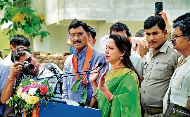 रांची : .... जब कार्यकर्ताओं द्वारा सेल्फी खिंचे जाने से हेमा हुईं नाराज, भाषण में कहा, पीएम मोदी के डर से कांप रही हैं पार्टियां