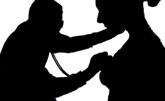 इलाज के दौरान महिला से छेड़खानी करने लगा चिकित्सक, परिजनों ने की शिकायत तो गुर्गों से पिटवाया