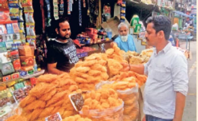 रमजान को लेकर लोहरदगा शहर का बाजार गुलजार, कपड़े और सेवइयों की हो रही जमकर खरीदारी