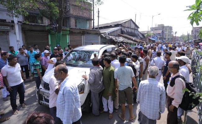लॉकेट चटर्जी की गाड़ी पर हमला