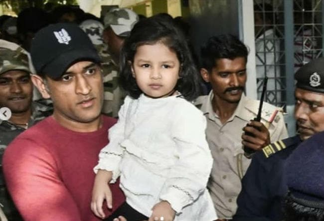 IPL में व्यस्त होने के बावजूद मतदान करने रांची पहुंचे धौनी