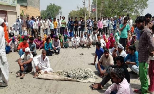 तृणमूल कर्मी की हत्या के खिलाफ सड़क जाम