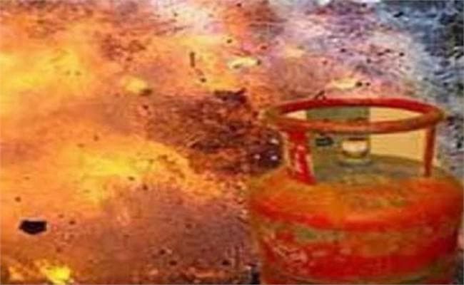 यूपीः गैस सिलिंडर फटने से 20 मकान खाक, मां बेटी की झुलस कर मौत