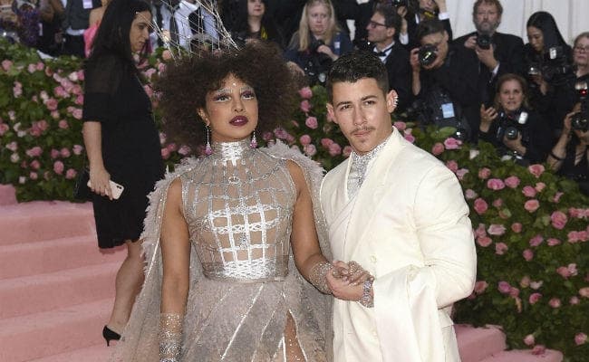 #MetGala2019 : प्रियंका चोपड़ा के बोल्ड मेकअप लुक ने किया हैरान, दीपिका का बार्बी लुक भाया