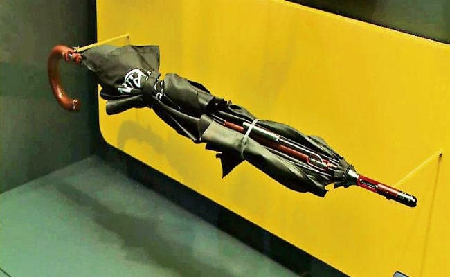 लिपस्टिक में छिपा है बंदूक, छाता है मशीनगन, जानें क्या है पूरा मामला