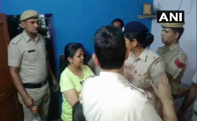 चुनावी जनसभा में नवजोत सिद्धू तरफ महिला ने फेंका चप्पल, पुलिस ने हिरासत में लिया