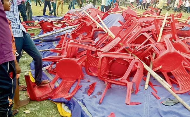 पश्चिमी चंपारण :....जब पवन सिंह के नहीं आने पर हुआ हंगामा, भगदड़ में एक का पैर टूटा