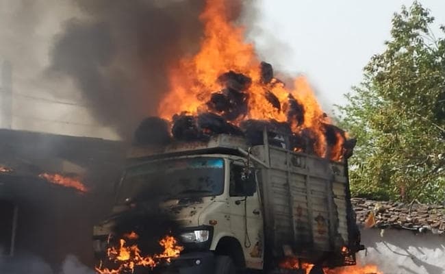 ललपनिया में धू-धू कर जला टाटा 407, चाय दुकान और आटा चक्की भी लपटों में घिरा