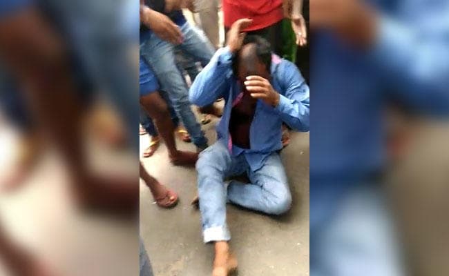 बच्चा चोर के संदेह में युवक को पीटा