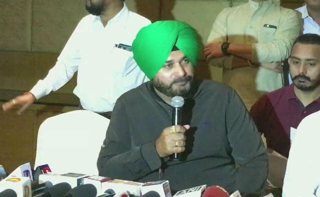 सिद्धू की सभा में दिखाये गये काले झंडे, भाजपा और कांग्रेस कार्यकर्ताओं के बीच पथराव, 11 गिरफ्तार