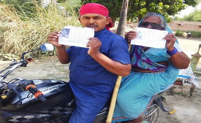 मदर डे : लाठी के सहारे चलने वाली मां को हरियाणवी स्टाइल में बाइक पर बैठा कर वोट दिलवाने पहुंचा पुत्र