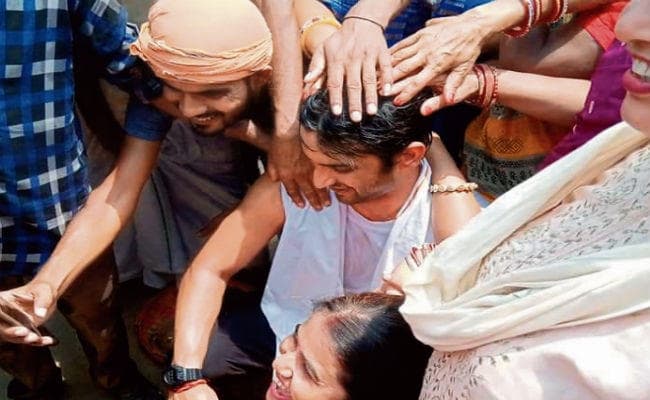 खगड़िया पहुंचे अभिनेता सुशांत़, कराया मुंडन