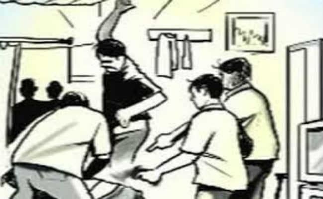 जमीन विवाद में दंबगों ने शख्स को बंधक बनाकर की पिटायी