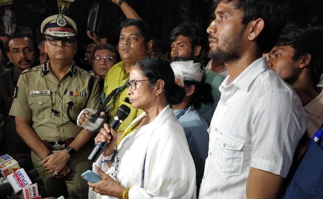 कोलकाता में हिंसा के बाद बोलीं ममता बनर्जी, अमित शाह गुंडा, क्या करोगे, मेरा गला काटोगे?