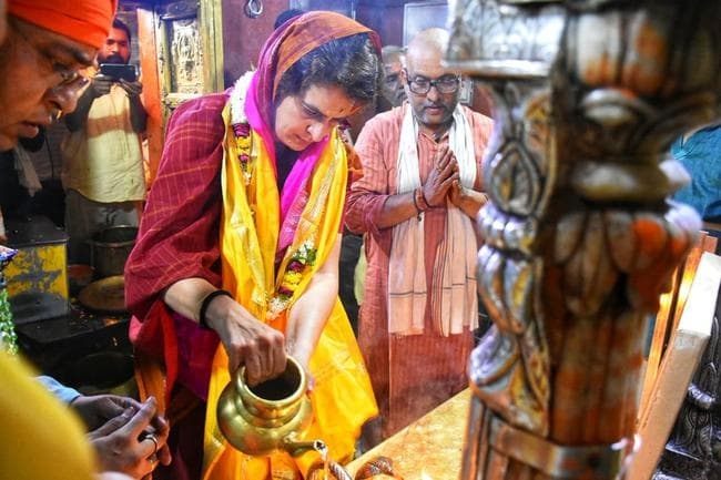 काशी विश्वनाथ मंदिर और काल भैरव मंदिर में पूजा के बाद प्रियंका गांधी ने वाराणसी में किया रोड शो