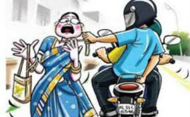 बाइक सवार बदमाशों ने महिला से चेन छीनी