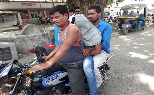 पुत्र के शव को गोद में उठा लगाते रहे गुहार, नहीं मिली एंबुलेंस, तो बाइक पर ले गये घर