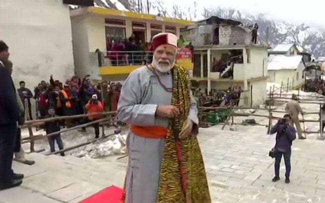 सिर पर टोपी और पहाड़ी ड्रेस में केदारनाथ मंदिर पहुंचे पीएम मोदी