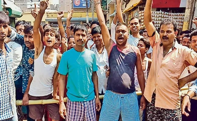 पटना सिटी के वार्ड 57 में 15 दिनों से पानी का संकट, सड़क पर उतरे लोग, लगाया जाम