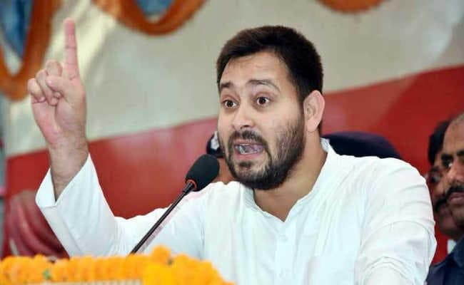 तेजस्वी यादव पहुंचे पटना, कहा चुनाव आयोग ने किया षड्यंत्र