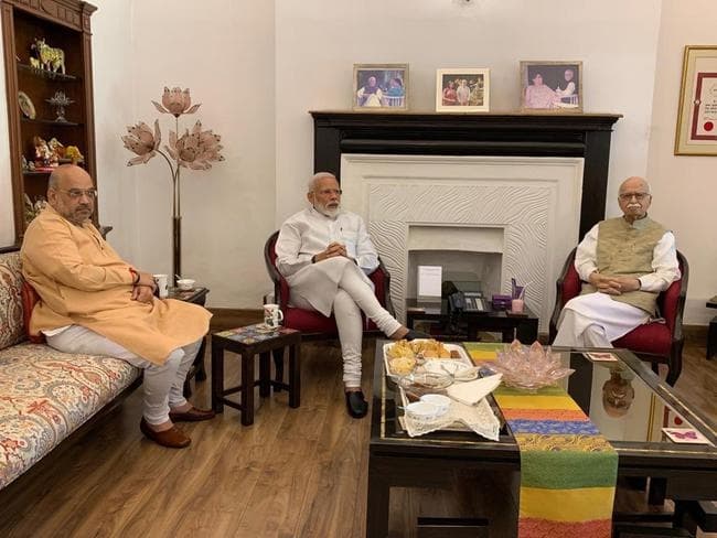 प्रचंड बहुमत मिलने के बाद पीएम मोदी ने लिया आडवाणी और जोशी से आशीर्वाद, शाह भी नजर आये साथ