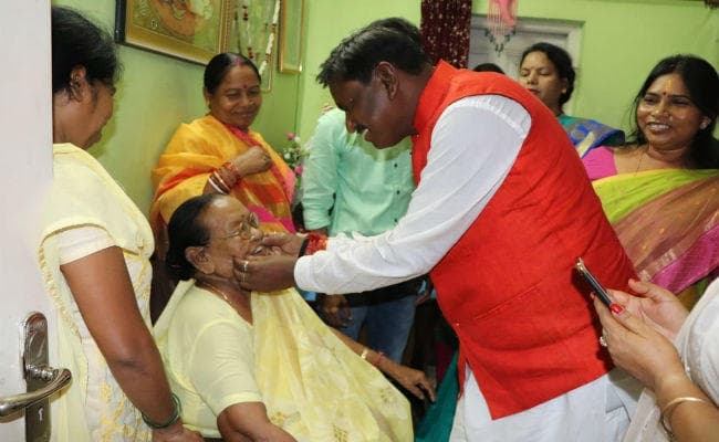 खूंटी के नव निर्वाचित सांसद अर्जुन मुंडा ने दिउड़ी मंदिर में माथा टेका, जगह-जगह हुआ स्वागत