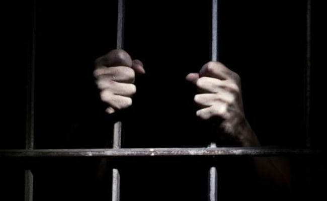 किशोरी का पीछा करने और उसे परेशान करने के मामले में व्यक्ति को 2 वर्ष सश्रम कारावास