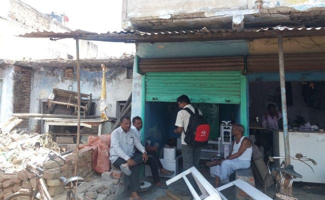 चौपारण : दिन दहाड़े ज्वेलरी दुकान में लूट, ढाई लाख जेवरात लेकर फरार हुए लुटेरे