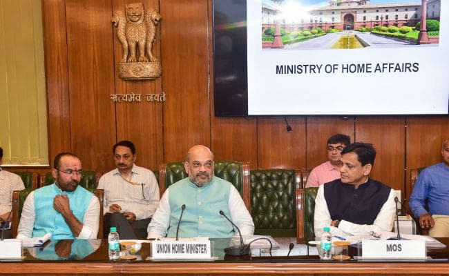 एक्शन में अमित शाह, मंत्रालय संभालते ही अधिकारियों के साथ की बैठक, कहा - भारत की सुरक्षा प्राथमिकता
