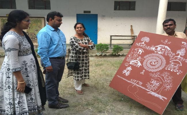 देहरादून में जनजातीय कला शिविर का आयोजन, सोहराई पेंटिंग ने लोगों का मन मोहा