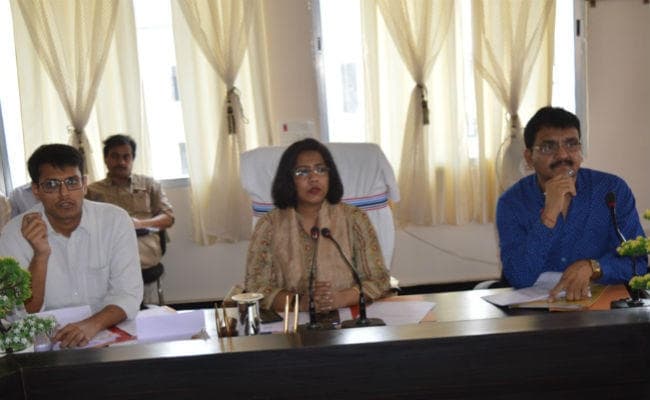 स्वास्थ्य अधिकारी कैंप लगाकर आयुष्मान कार्ड बनायें : उपायुक्त