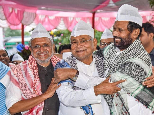 इफ्तार पार्टी और राजनीति के दिग्गज, देखें तस्वीरें