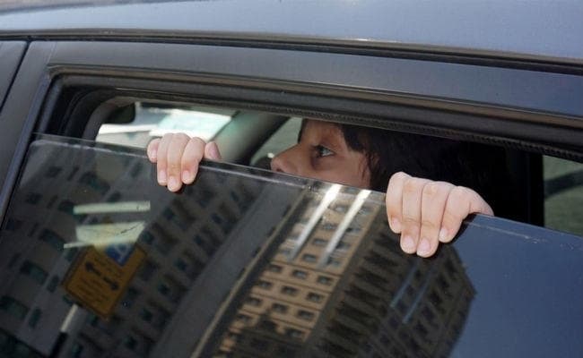 धूप से बचने की कोशिश में कार में बंद हुआ बच्चा, मौत