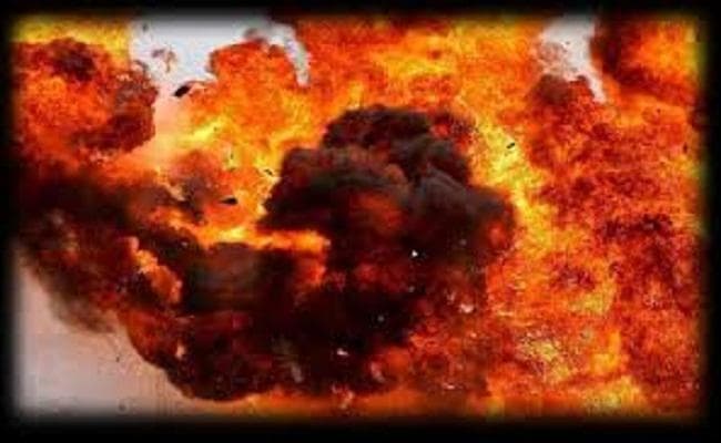 बम धमाकों से गूंजा बारासात, पांच घायल