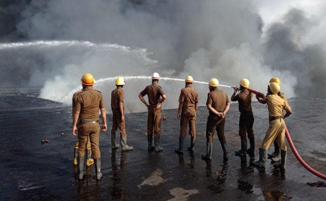 कोलकाता : केमिकल गोदाम में लगी भीषण आग, इलाके में भय का माहौल