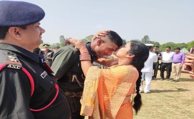 अमित कुमार मिलिट्री में ऑफिसर बन गोमिया का किया नाम रौशन, मां ने माथा चूमा
