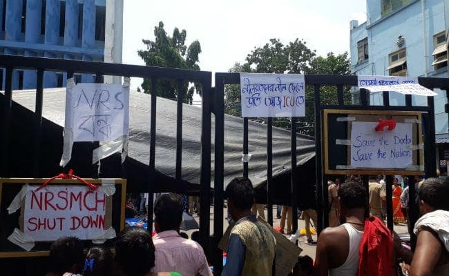 पश्चिम बंगाल के पांच मेडिकल कॉलेजों में जूनियर डॉक्टरों ने शुरू की हड़ताल