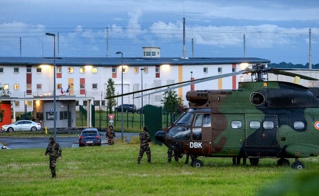 फ्रांस की जेल में एक कैदी ने दो गार्ड को बंधक बनाया