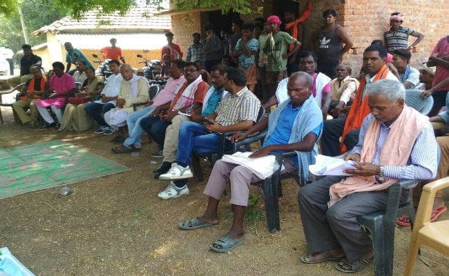 गुमला : गरीबी के कारण बदल लिया था धर्म, 10 परिवार की घर वापसी