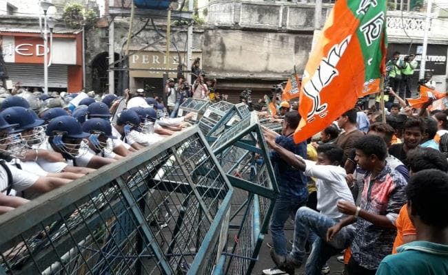 भाजपा के विरोध प्रदर्शन पर बेरहम ममता, लाठीचार्ज