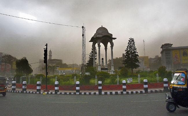 पटना की शाम धूल के गुबार में डूबी, बारिश के बाद गर्मी से राहत