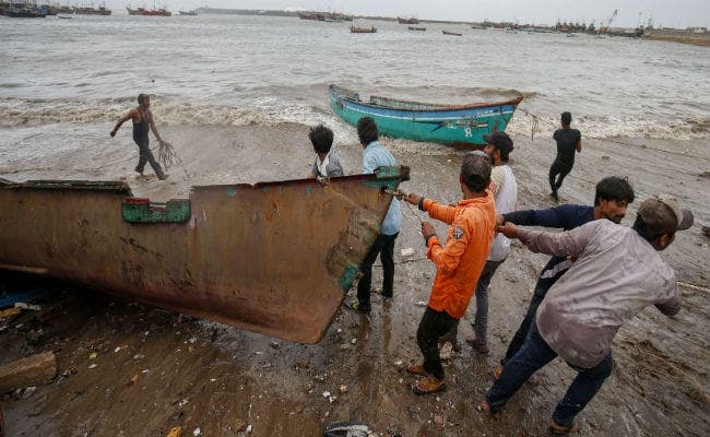 राहत की खबर: चक्रवात ''वायु'' ने बदली दिशा, एहतियात के तौर पर रेलवे ने रद्द कीं 77 ट्रेनें