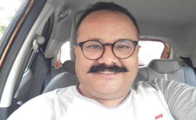 दोस्त से मिलने गांव पहुंचे हास्य कलाकार मनोज टाइगर, प्रशसंकों का प्यार देख गदगद हुए