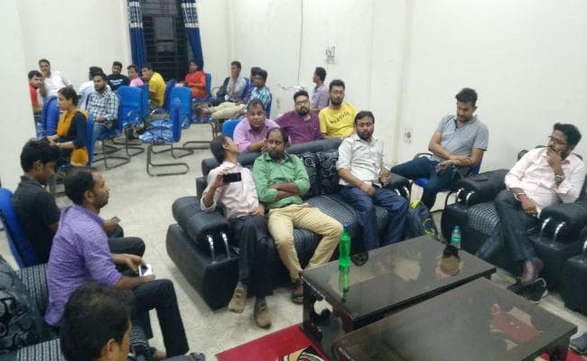 परीक्षा से वंचित रामगढ़ इंजीनियरिंग कॉलेज के छात्रों का फूटा गुस्सा, शिक्षकों को बनाया बंधक