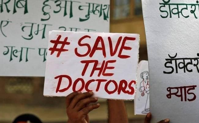 जूनियर डॉक्टरों की हड़ताल : सीएम ने बुलायी बैठक, नहीं जायेंगे डॉक्टर