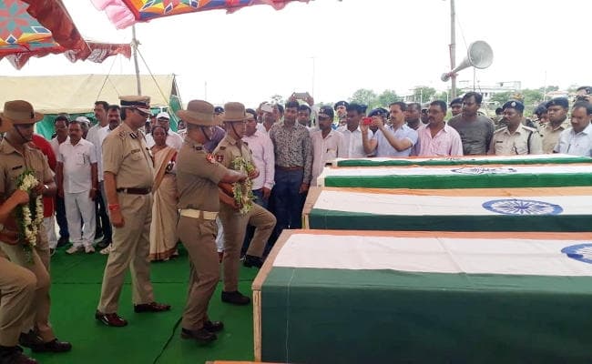 झारखंड के डीजीपी कमल नयन चौबे सरायकेला पहुंचे, जवानों को दी श्रद्धांजलि, पार्थिव शरीर को पैतृक गांव रवाना करेंगे झारखंड के डीजीपी कमल नयन चौबे सरायकेला पहुंचे, जवानों को दी श्रद्धांजलि, पार्थिव शरीर को पैतृक गांव रवाना करेंगे