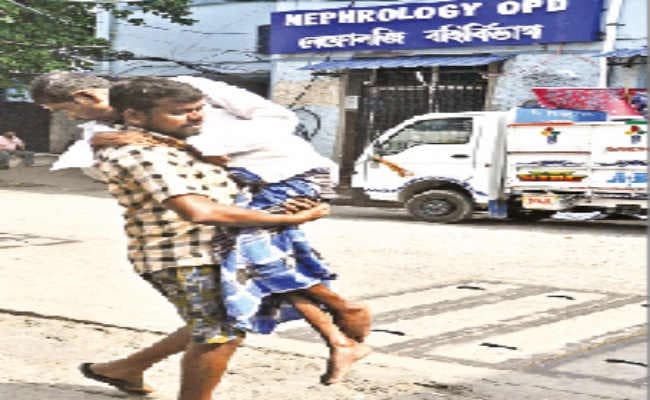 डॉक्टरों व सरकार की लड़ाई में इलाज को तरसते मरीज