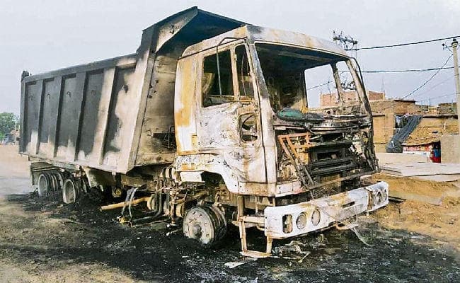 आरा : हादसे में युवक की मौत, लोगों ने डंपर फूंका