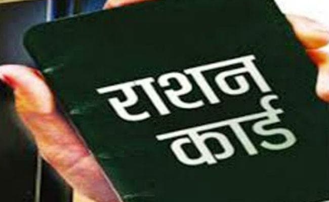 हुजूर! राशनकार्ड में मेरे बच्चे का नाम जोड़ दीजिए, भागलपुर में हाथ के सहारे चलकर ब्लॉक पहुंचा दिव्यांग